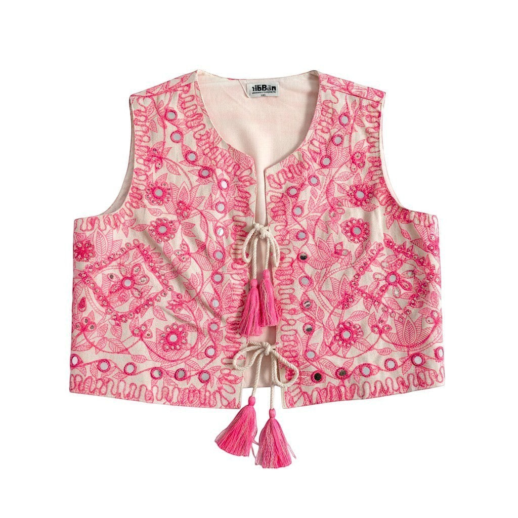 Colete GRINE rosa com bordados florais, espelhos e borlas. Aperta com cordão. Perfeito para festivais e noites de verão.