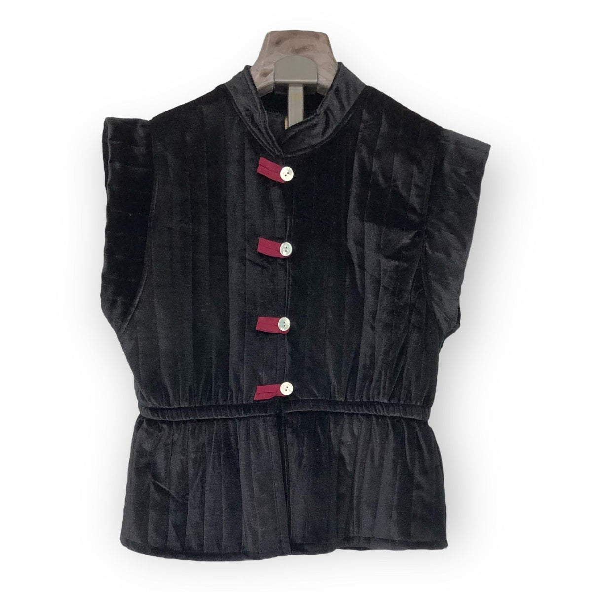 Colete GRINE de veludo preto almofadado com detalhes bordeaux e fecho de botões, estilo cintado.