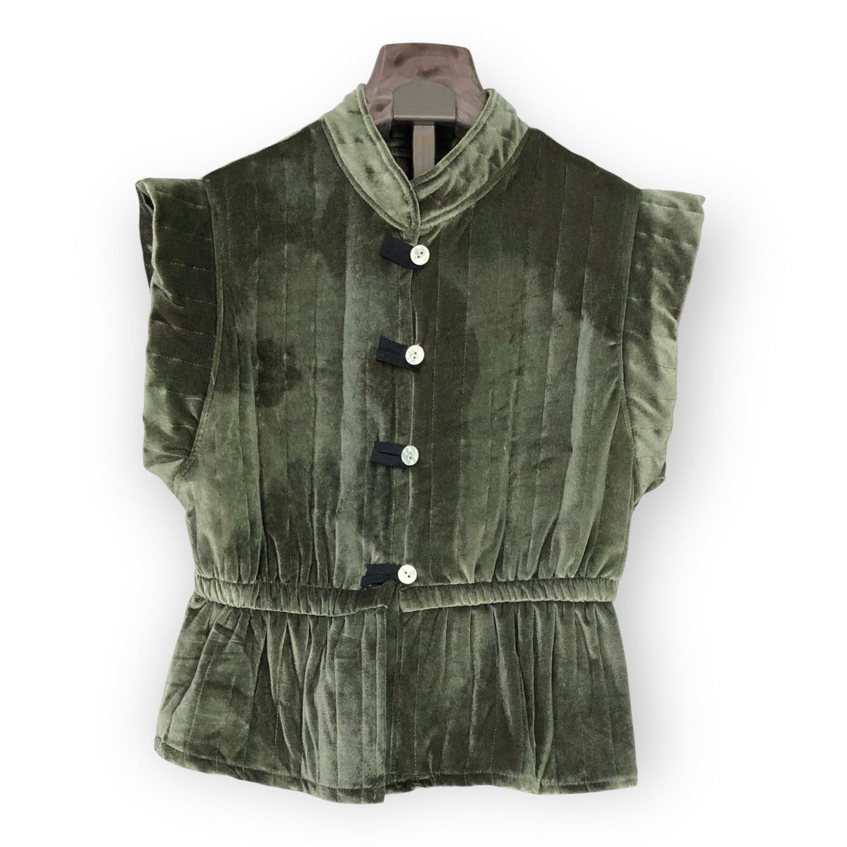 Colete GRINE de veludo verde azeitona com acolchoado vertical, gola subida e botões frontais com detalhes pretos.
