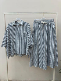 Conjunto GRINE de camisa e calças largas com riscas verticais em algodão cinzento escuro e branco