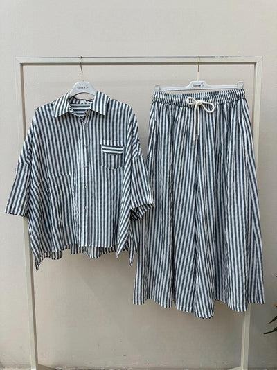 Conjunto GRINE de camisa e calças largas com riscas verticais em algodão cinzento escuro e branco