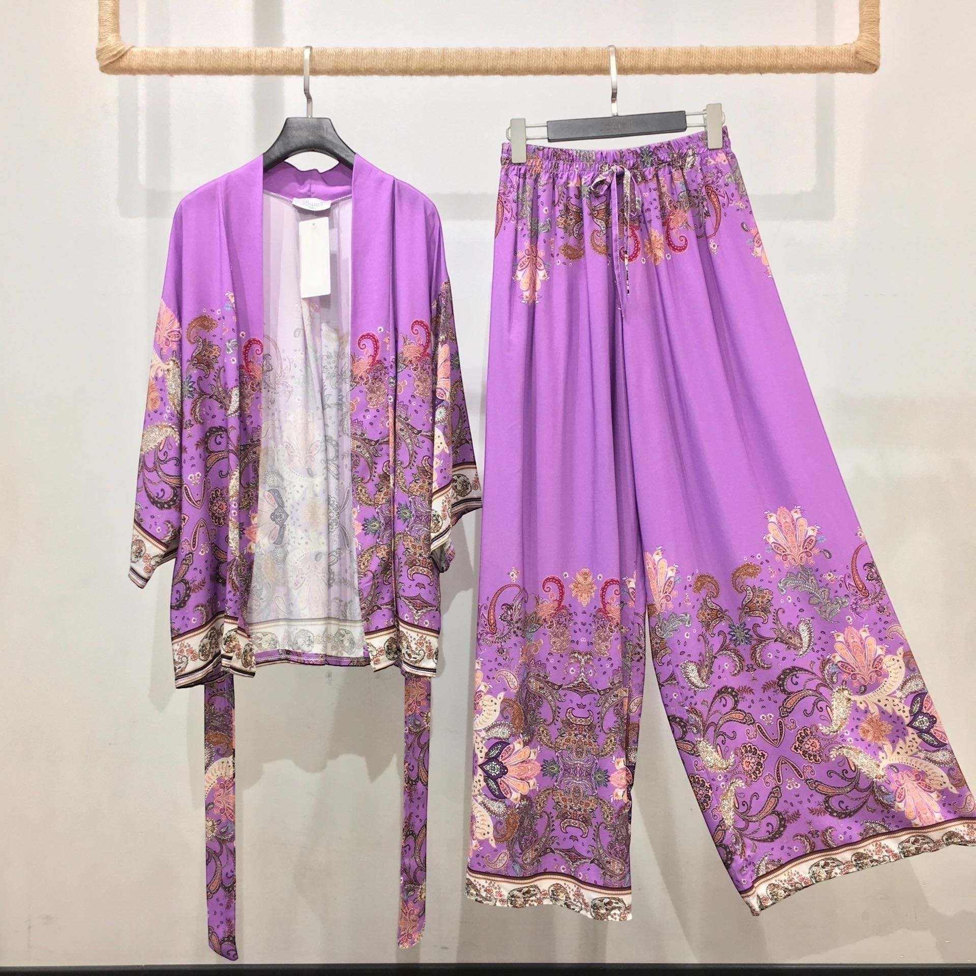 GRINE conjunto de kimono e calças wide leg fluidas em viscose roxa com padrão paisley em tons rosa, bege e castanho.