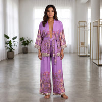 GRINE conjunto de kimono e calças wide leg em viscose roxa com padrão paisley em tons rosa, bege e castanho. Manga fluida, cintura elástica.
