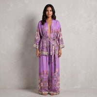 GRINE conjunto kimono e calças wide leg roxo com padrão paisley em viscose e elastano, cintura elástica, mangas fluidas.