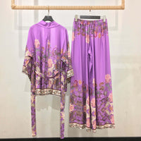 GRINE conjunto de kimono e calças wide leg roxo com padrão paisley em viscose e elastano. Manga fluida, cintura elástica.
