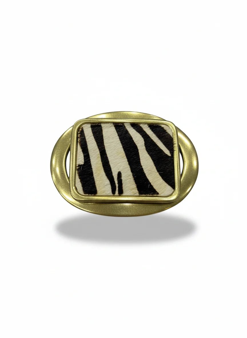 Fivela de cinto GRINE retangular com acabamento dourado e detalhe central em padrão de pelo de zebra