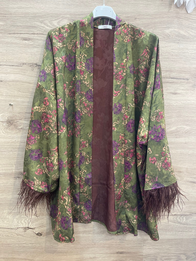 Kimono GRINE acetinado verde militar com estampado floral e detalhes de penas castanhas nos punhos