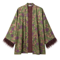 Kimono GRINE acetinado verde militar com estampado floral e detalhes de penas escuras nos punhos