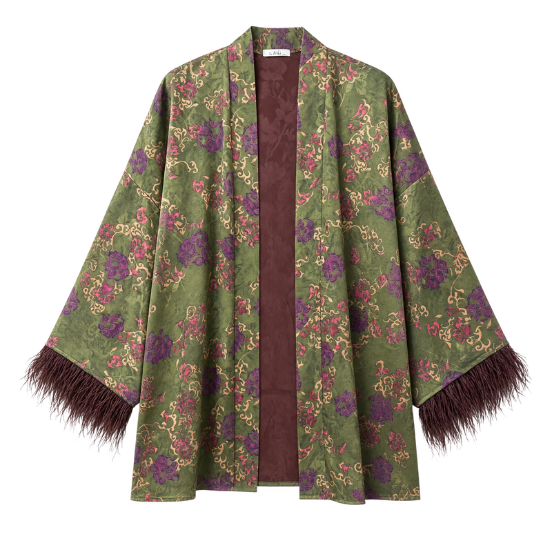 Kimono GRINE acetinado verde militar com estampado floral e detalhes de penas escuras nos punhos