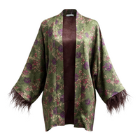 Kimono GRINE acetinado verde militar com estampado floral e detalhes de penas escuras nos punhos das mangas