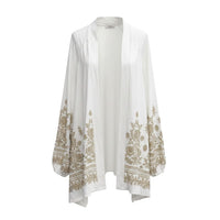 GRINE kimono branco com bordados dourados nas mangas e bainha, corte solto e mangas amplas.