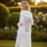 GRINE kimono branco em malha tipo croché com "Love Yourself" e flor rosa estampados. Duas racha laterais.