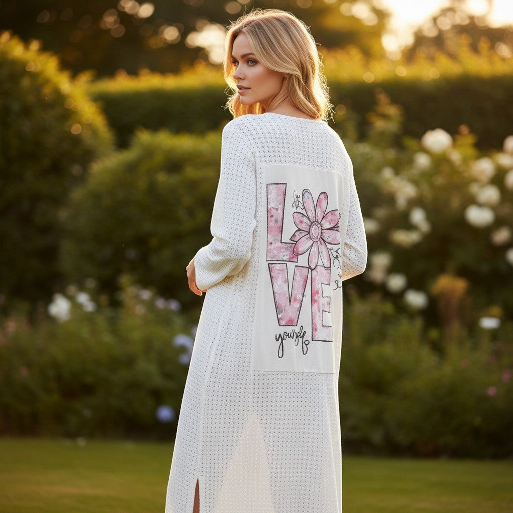 GRINE kimono branco em malha tipo croché com "Love Yourself" e flor rosa estampados. Duas racha laterais.