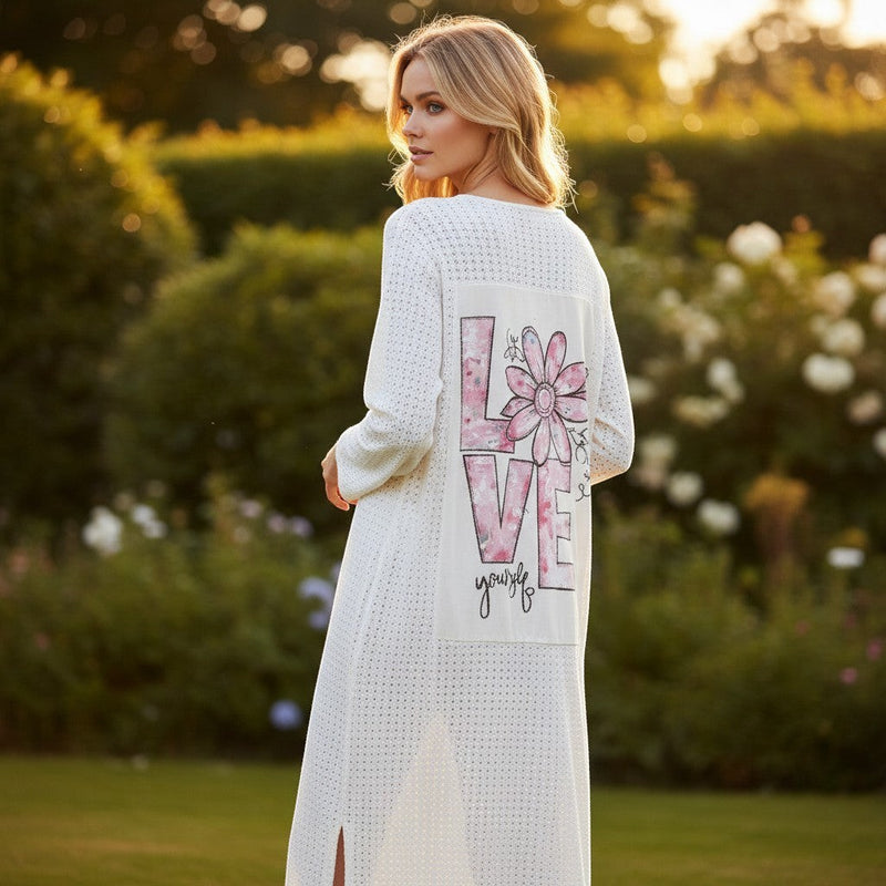 GRINE kimono branco em malha tipo croché com "Love Yourself" e flor rosa estampados. Duas racha laterais.
