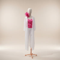 GRINE Kimono branco em malha tipo croché, com duas racha laterais e manga larga.
