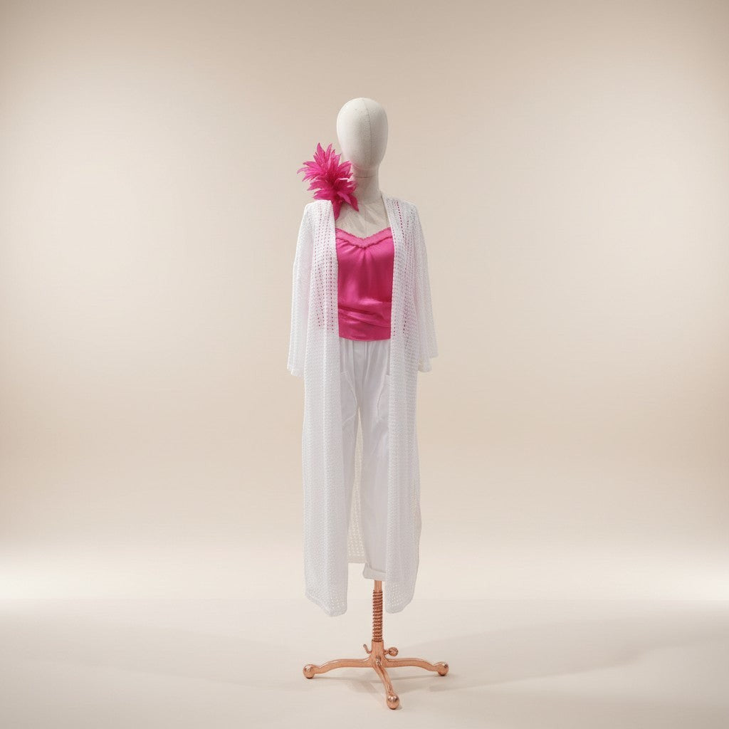 GRINE Kimono branco em malha tipo croché, com duas racha laterais e manga larga.