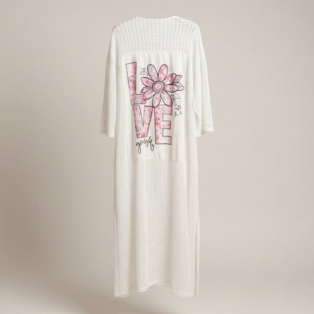 GRINE kimono branco em malha tipo croché com estampado floral "Love Yourself" e duas racha laterais.