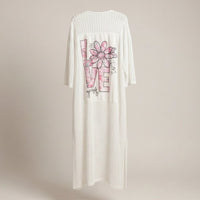 GRINE kimono branco em malha tipo croché com estampado floral "Love Yourself" e duas racha laterais.