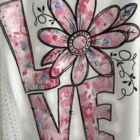 GRINE kimono branco em malha tipo croché com estampado "Love Yourself" e flor em tons de rosa e azul. Com duas racha laterais.