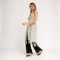 GRINE Kimono Brisa em rede bege com acabamento em franjas e 6 botões de coco, estilo boho.