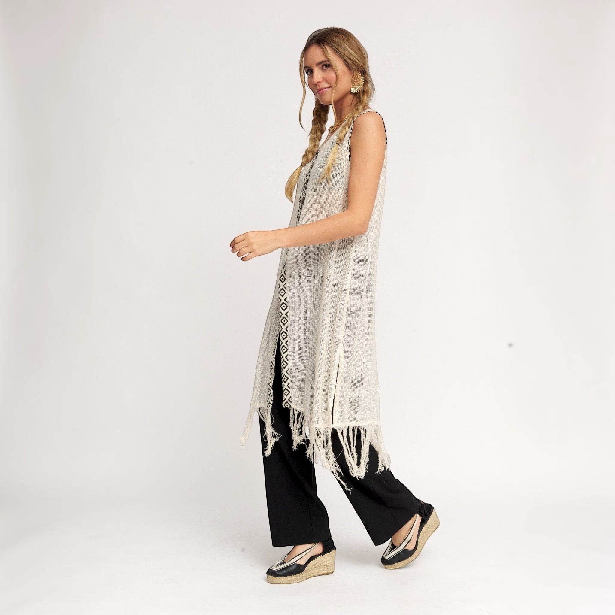GRINE Kimono Brisa em rede bege com acabamento em franjas e 6 botões de coco, estilo boho.