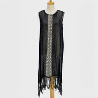GRINE Kimono Brisa preto em rede com padrão geométrico e botões de coco, acabamento em franjas.