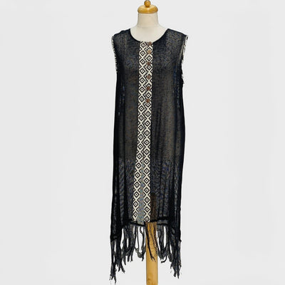 GRINE Kimono Brisa preto em rede com padrão geométrico e botões de coco, acabamento em franjas.