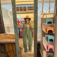 GRINE Kimono Brisa verde em rede com acabamento em franjas e botões de coco, ideal para praia e dia a dia.