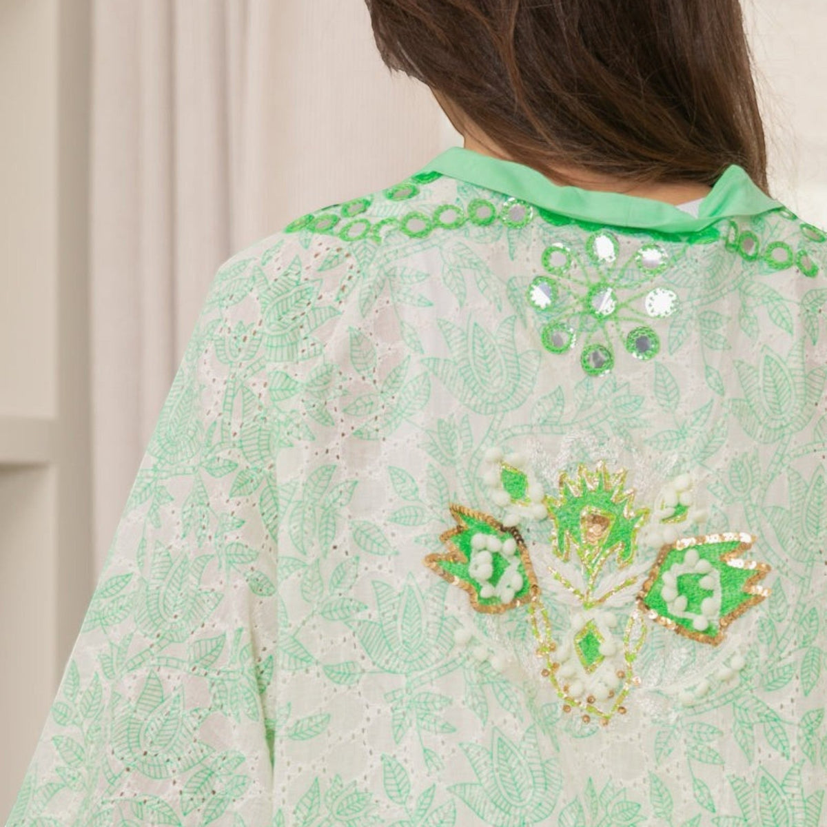 GRINE Kimono Espelhos verde fluorescente com bordados de espelhos e detalhes florais. Peça versátil para praia ou festival.