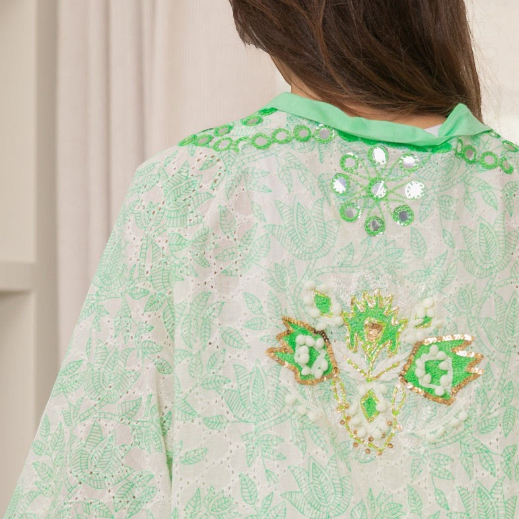 GRINE Kimono Espelhos verde fluorescente com bordados de espelhos e detalhes florais. Peça versátil para praia ou festival.
