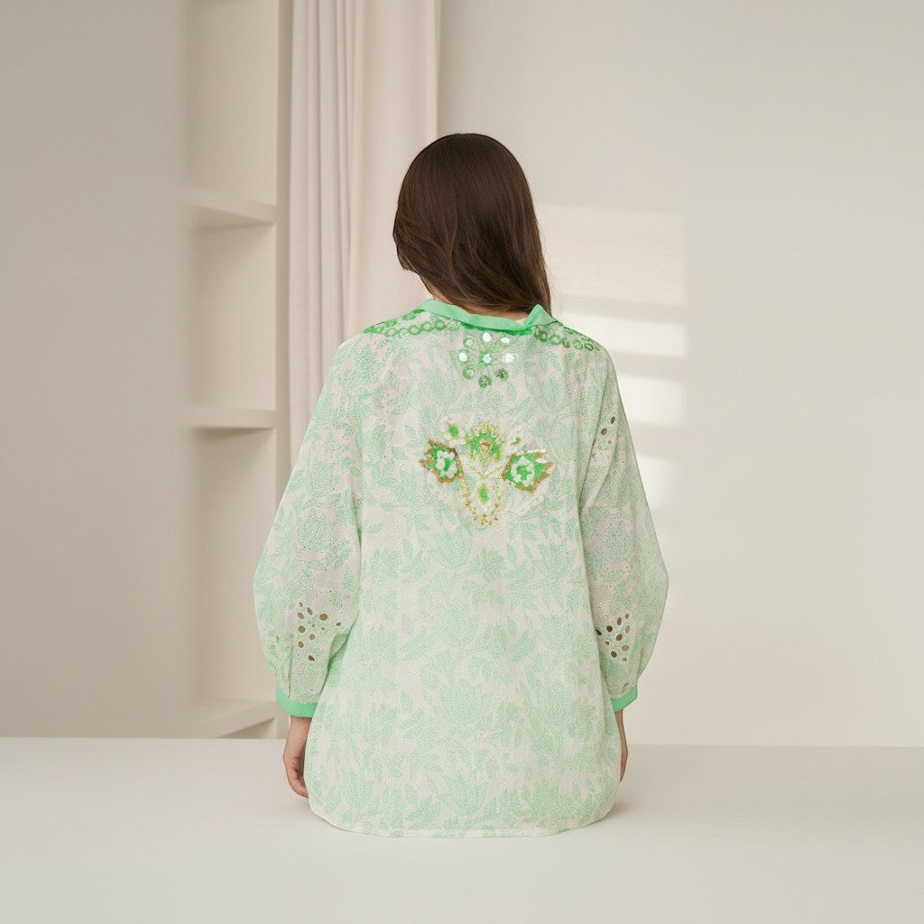 GRINE Kimono Espelhos verde fluorescente com bordados de espelhos e detalhes em renda nas mangas. Peça versátil para praia ou festival.