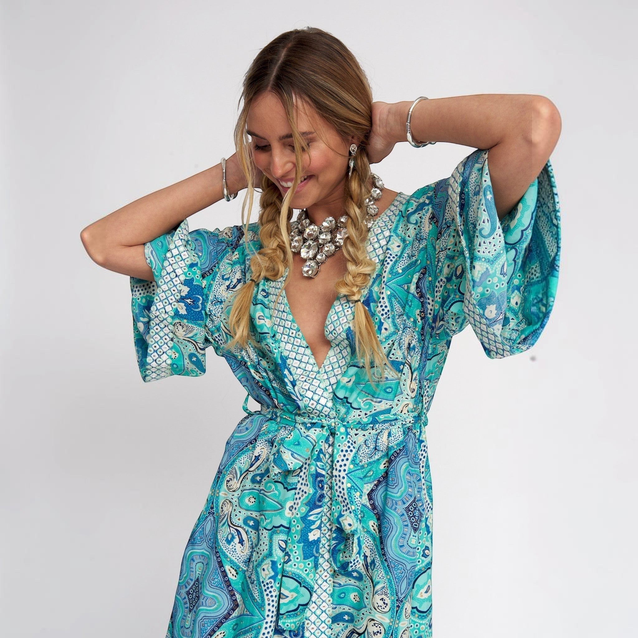 GRINE Kimono de seda azul com padrão paisley bordado, cinto e mangas largas. Peça de resort wear.
