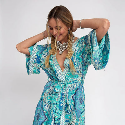 GRINE Kimono de seda azul com padrão paisley bordado, cinto e mangas largas. Peça de resort wear.