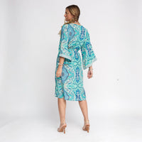 GRINE Kimono de seda azul claro com padrão paisley bordado, cinto e mangas largas. Peça de resort wear.