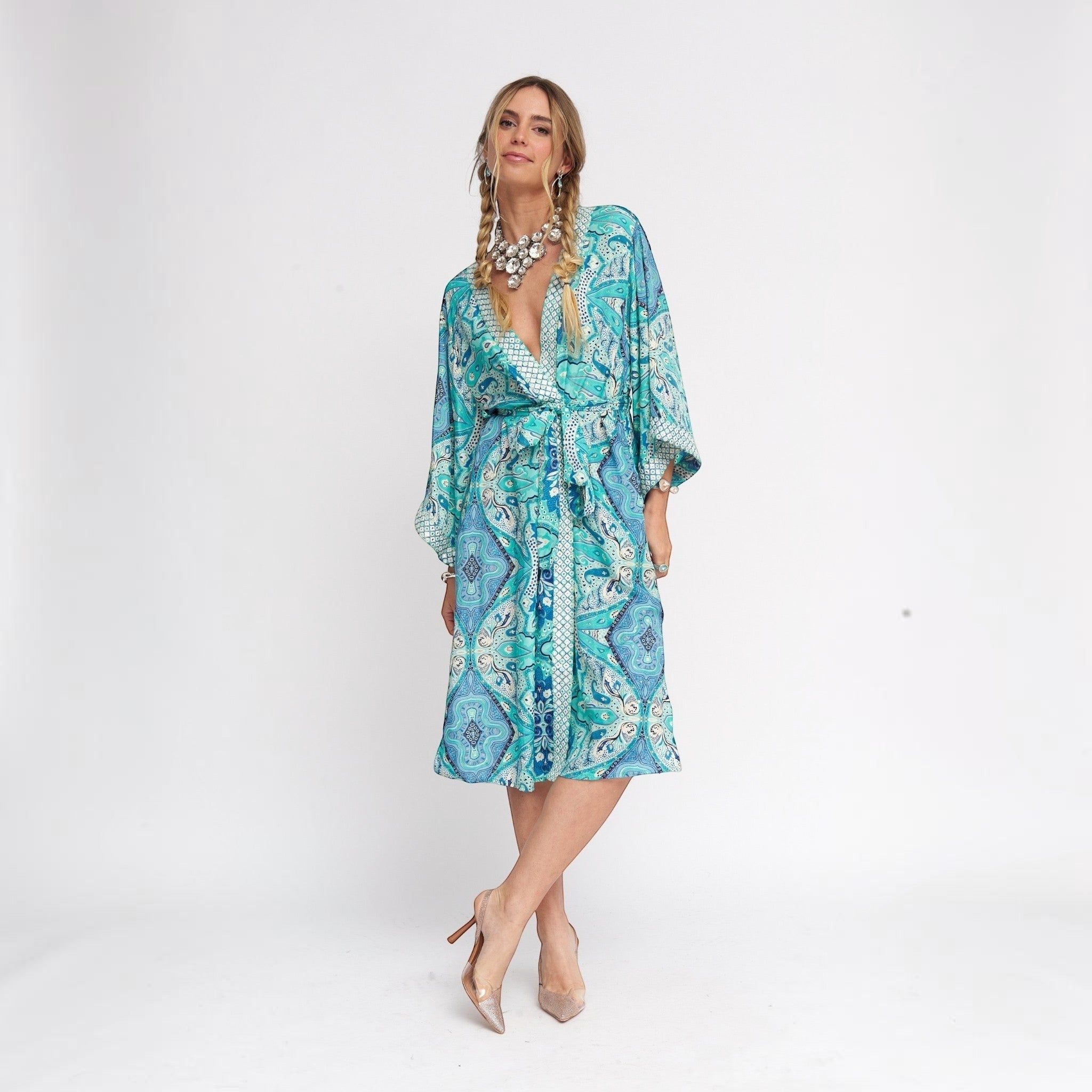 GRINE Kimono de seda azul claro com padrão paisley bordado, cinto e fendas laterais. Peça de resort wear.