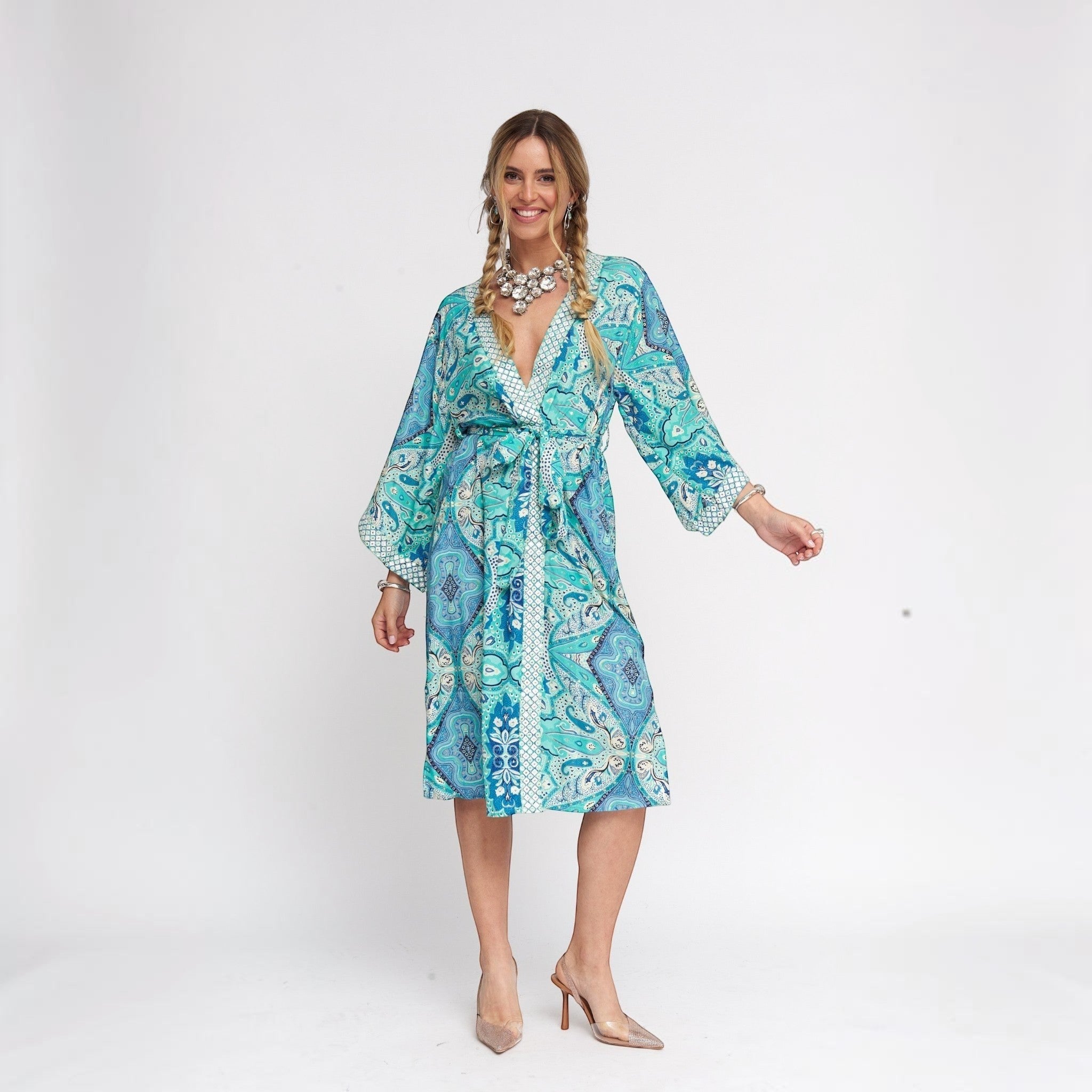 GRINE Kimono de seda azul claro com padrão paisley bordado, cinto e fendas laterais. Peça de resort wear.