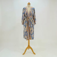 GRINE Kimono de seda com padrão paisley em tons de azul, rosa e laranja. Peça de resort wear com bordado artesanal, cinto e bolsos.