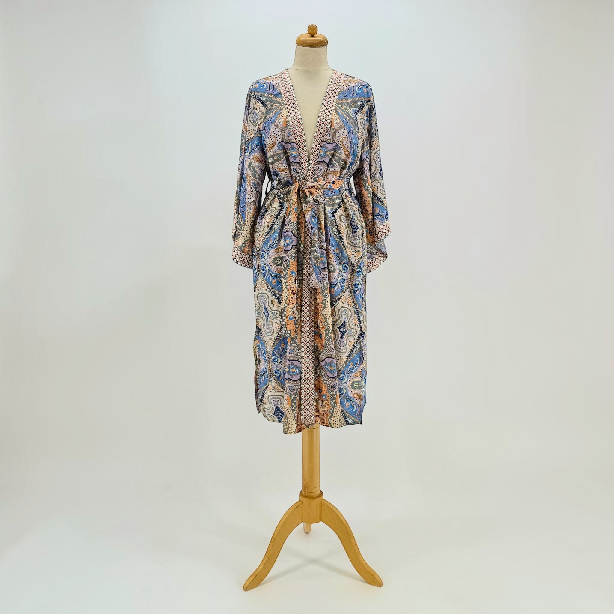 GRINE Kimono de seda com padrão paisley em tons de azul, rosa e laranja. Peça de resort wear com bordado artesanal, cinto e bolsos.