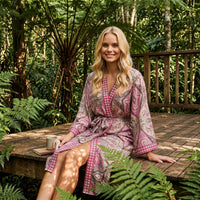 GRINE Kimono de seda rosa claro com bordado artesanal, cinto e bolsos. Peça de resort wear.