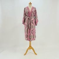 GRINE Kimono de seda rosa claro com padrão paisley e bordado artesanal. Peça de resort wear com cinto e bolsos.