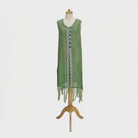 GRINE kimono verde em rede com acabamento em franjas e 6 botões de coco, com padrão geométrico na frente.