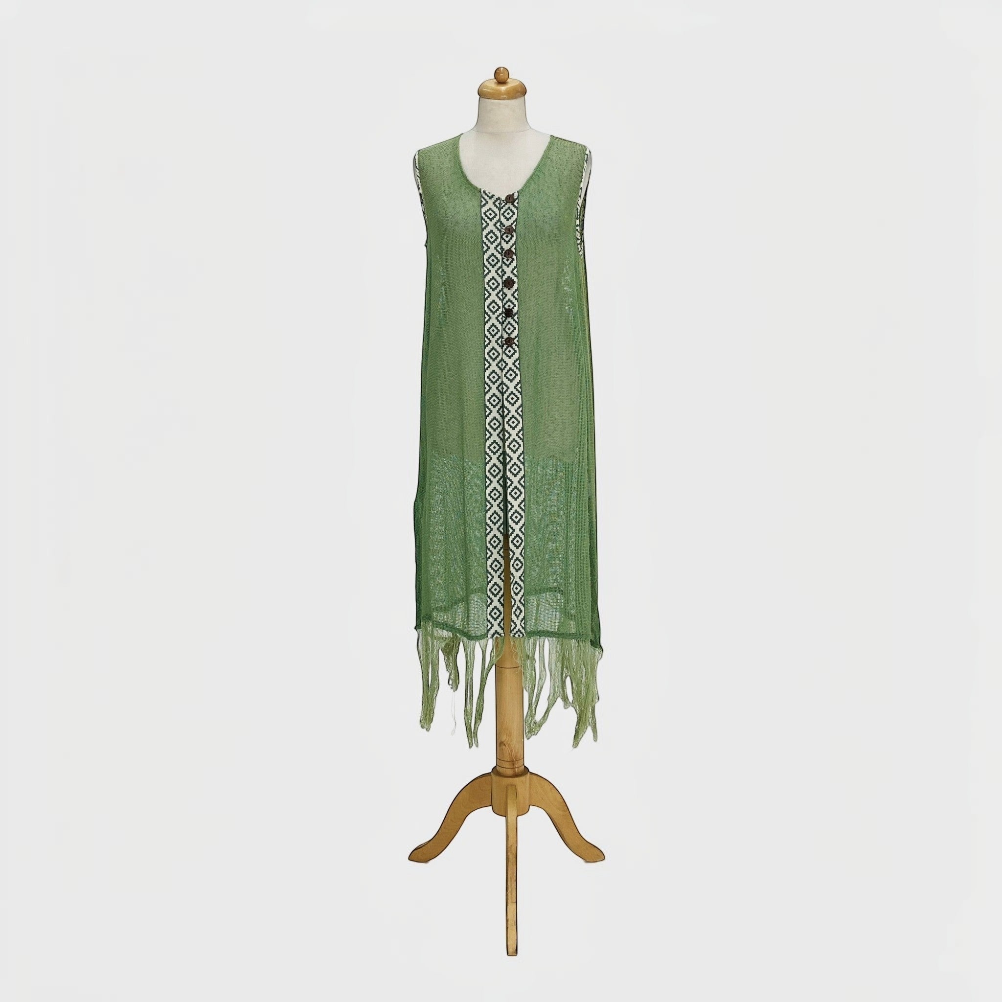 GRINE kimono verde em rede com acabamento em franjas e 6 botões de coco, com padrão geométrico na frente.