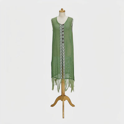 GRINE kimono verde em rede com acabamento em franjas e 6 botões de coco, com padrão geométrico na frente.