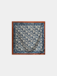 Lenço quadrado GRINE acetinado azul escuro com padrão paisley detalhado e borda castanha