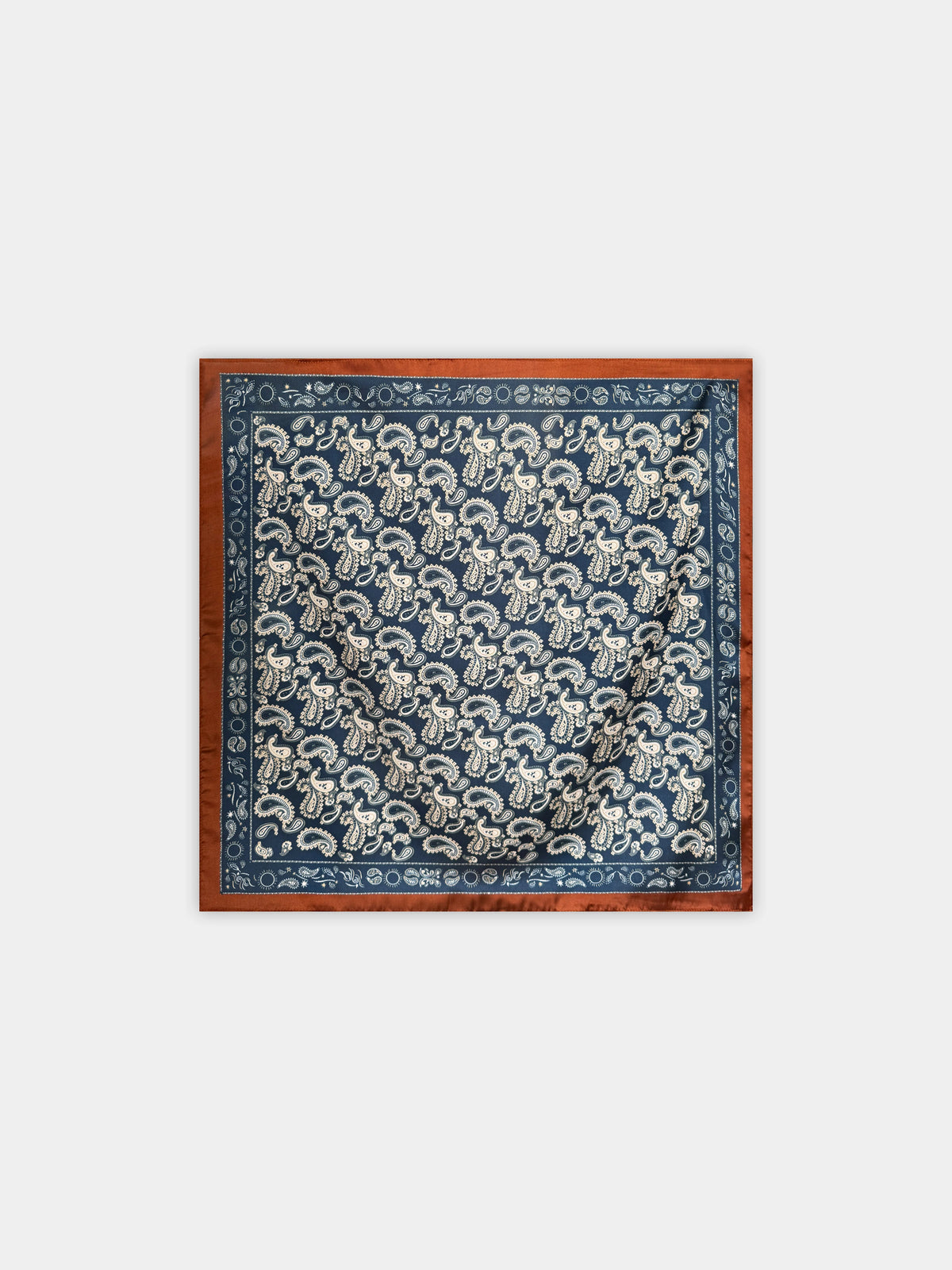 Lenço quadrado GRINE acetinado azul escuro com padrão paisley detalhado e borda castanha