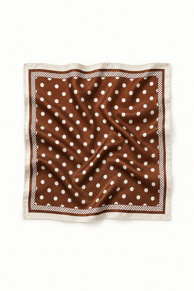 Lenço quadrado GRINE acetinado castanho com padrão de bolas brancas e borda detalhada