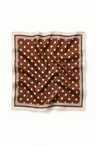 Lenço quadrado GRINE acetinado castanho com padrão de bolas brancas e borda detalhada