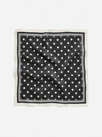 Lenço quadrado GRINE acetinado preto com padrão de bolas brancas e borda detalhada, ideal para acessórios.