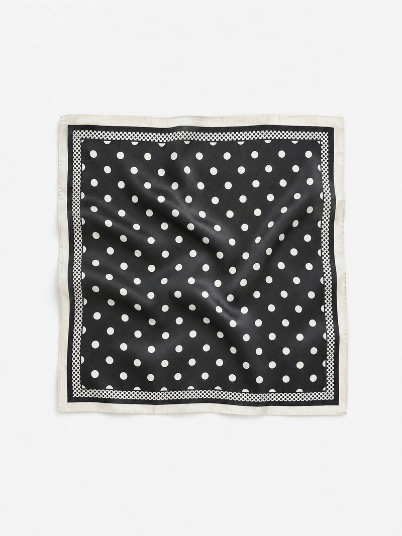 Lenço quadrado GRINE acetinado preto com padrão de bolas brancas e borda detalhada, ideal para acessórios.