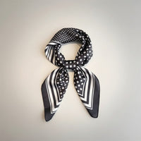 Lenço GRINE quadrado acetinado preto com padrão de bolas brancas e detalhes geométricos em estilo clássico